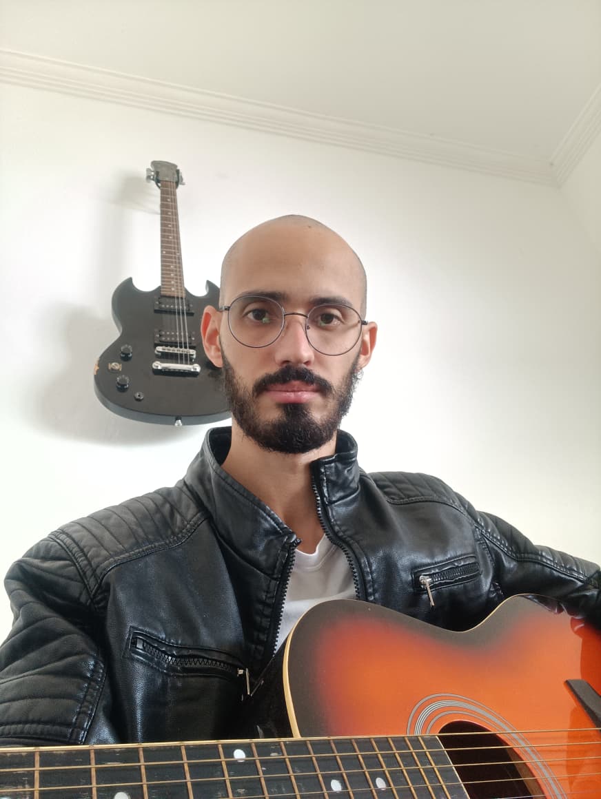 Nicchon com violão e guitarra ao fundo